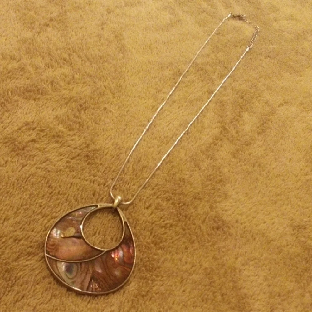 Elegant Silver and Brown Pendant Necklace